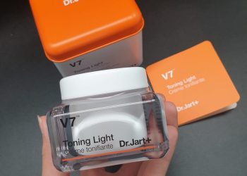 [Đáng giá] Kem V7 Toning Light có tốt không? Mua ở đâu?