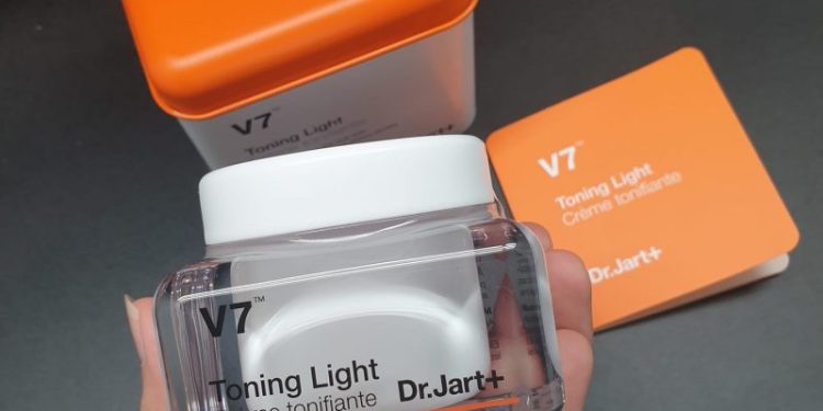 [Đáng giá] Kem V7 Toning Light có tốt không? Mua ở đâu?